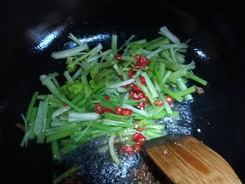 芹菜炒牛肉丝的做法步骤：6