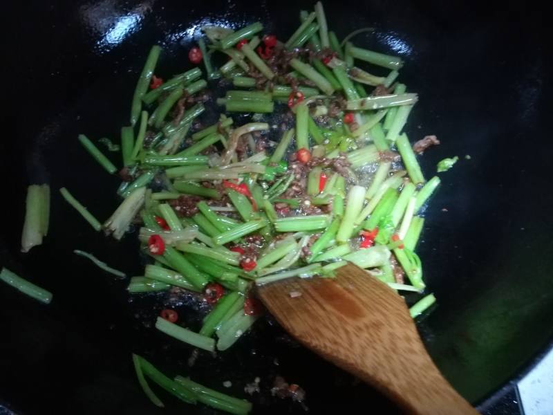 芹菜炒牛肉丝的做法步骤：7