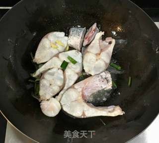 红烧鲢鱼的做法步骤：4