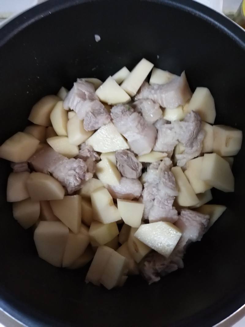 高压锅版红烧肉土豆的做法步骤：4