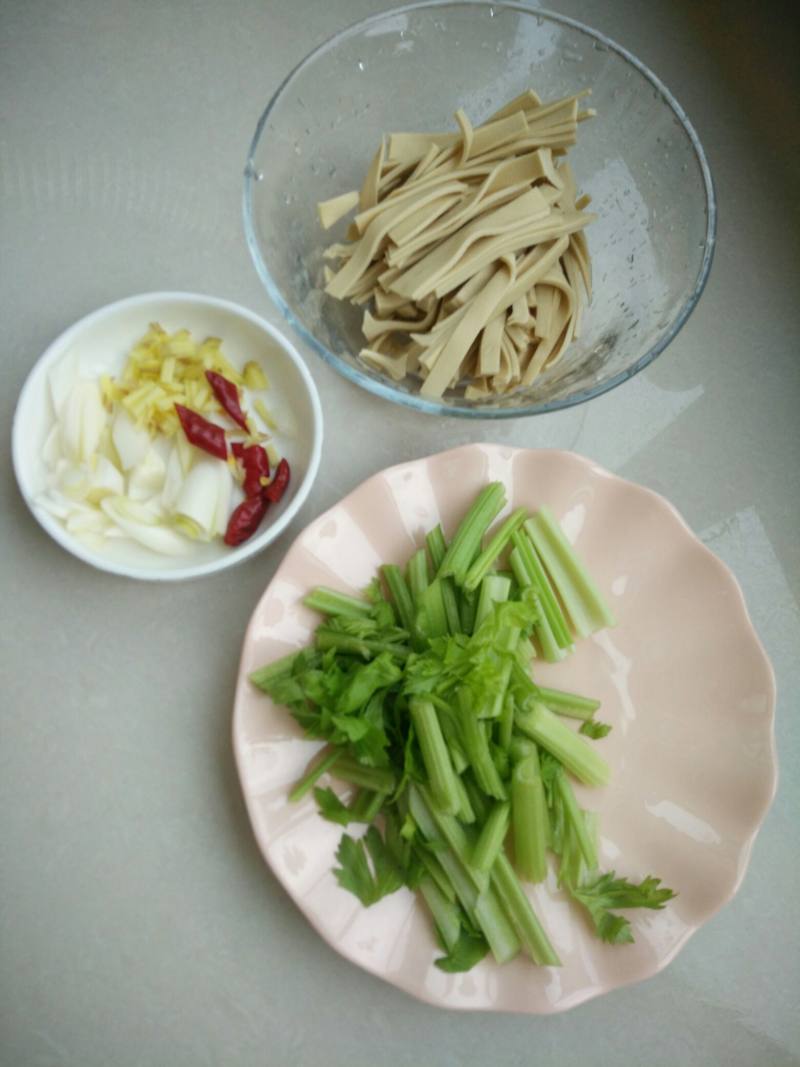 豆腐皮炒芹菜的做法步骤：2