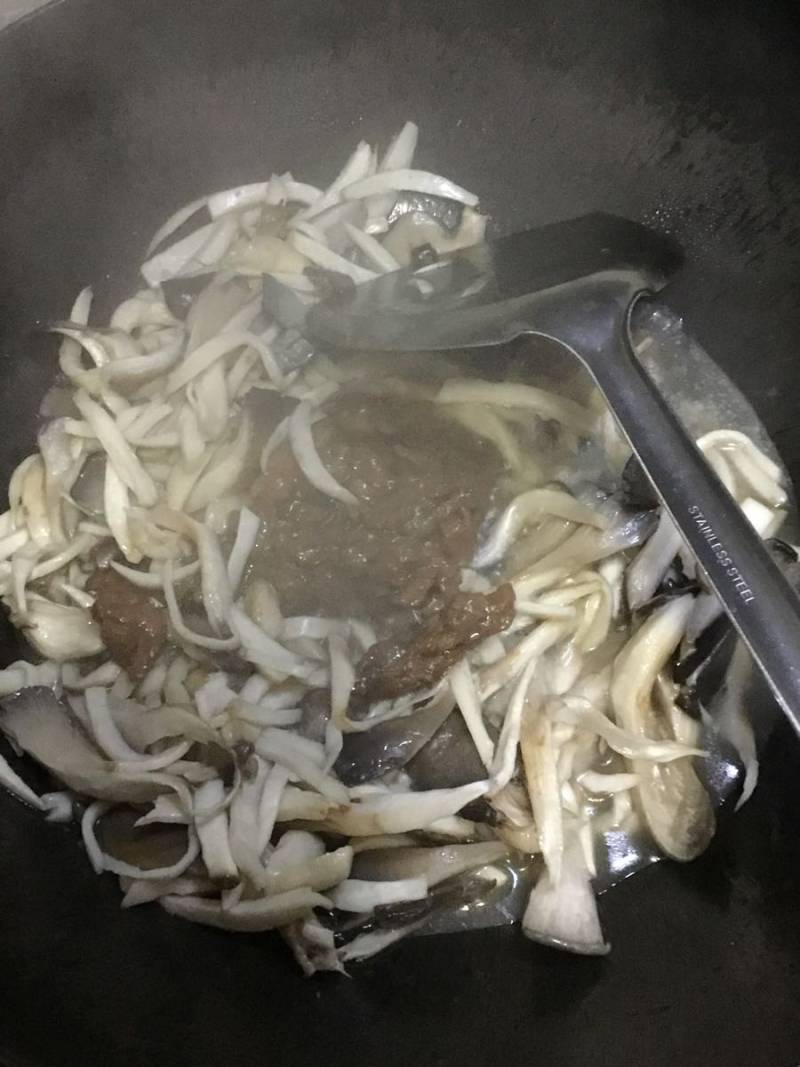 双菇牛肉的做法步骤：6