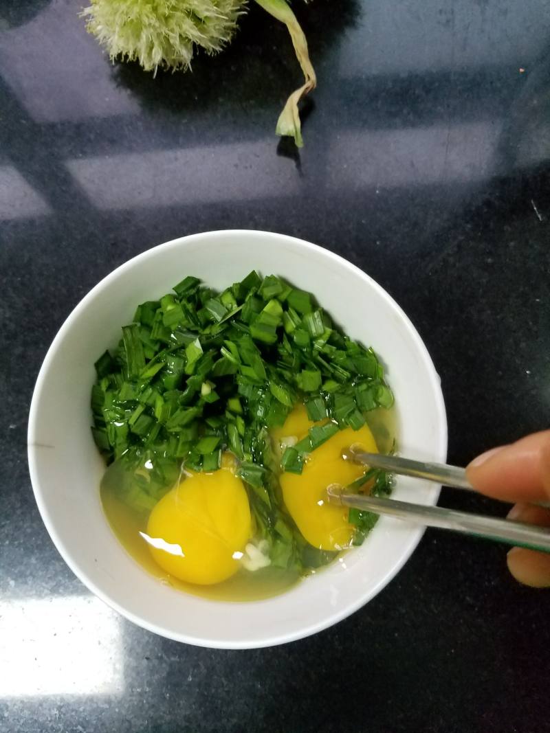 韭菜鸡蛋炒虫草花的做法步骤：2