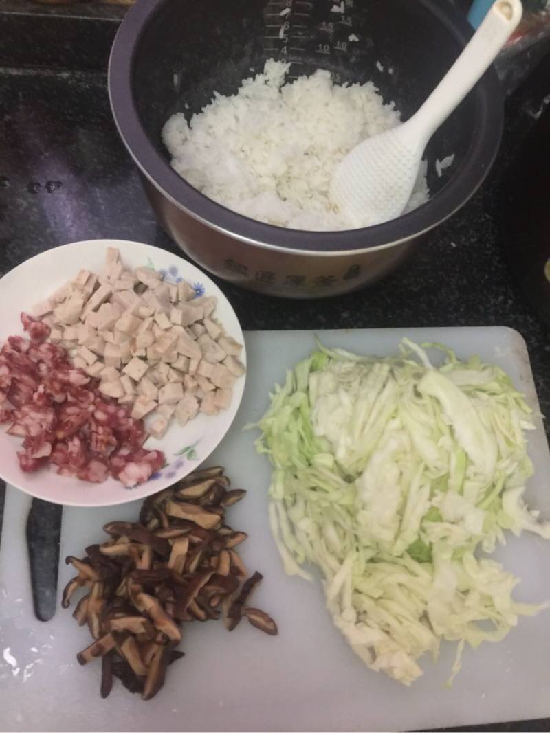 腊肠香菇肉饼炒饭的做法步骤：1