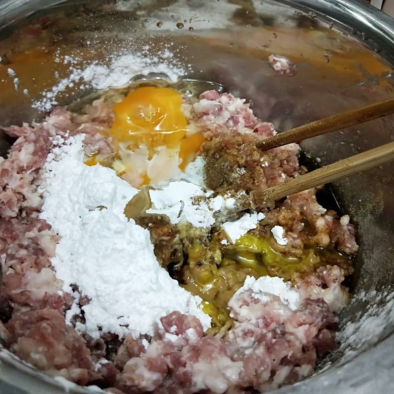 胡萝卜鲜肉馄饨的做法步骤：1