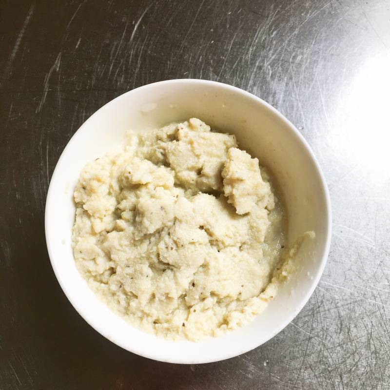 黑芝麻虾皮豆渣饼的做法步骤：1