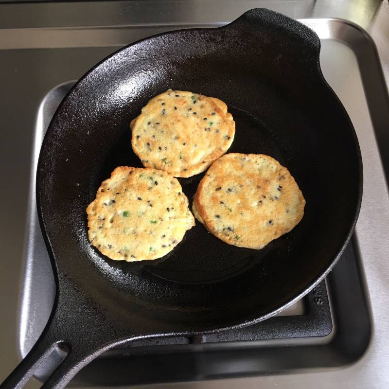 黑芝麻虾皮豆渣饼的做法步骤：6