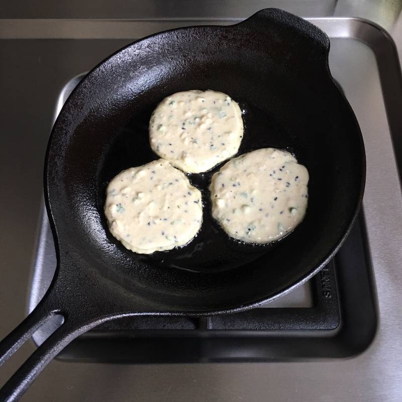 黑芝麻虾皮豆渣饼的做法步骤：5