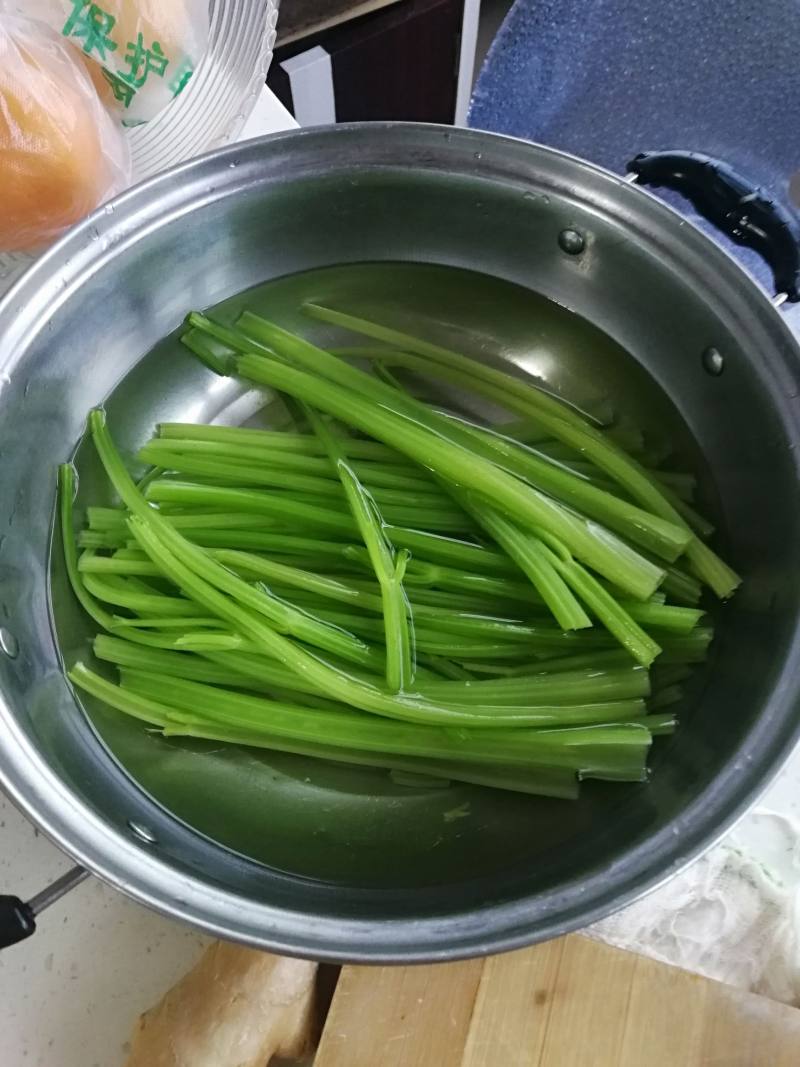 猪肉芹菜馅水饺的做法步骤：2