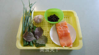 紫苏蒜头豆豉蒸三文鱼的做法步骤：1