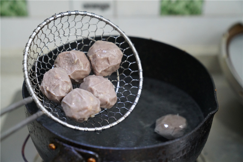 豌豆煮牛肉丸的做法步骤：2