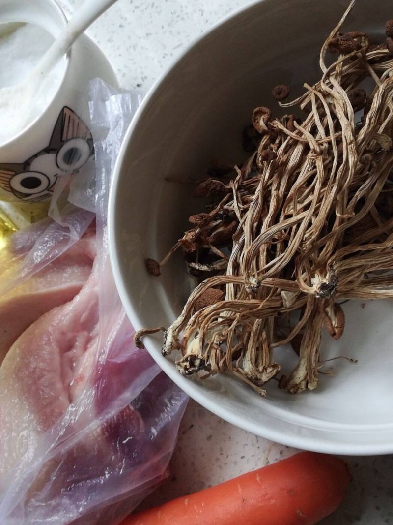 五花肉烧茶树菇的做法步骤：3