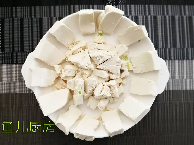 菜脯豆腐蒸鱼头──“鱼儿厨房”私房菜的做法步骤：5