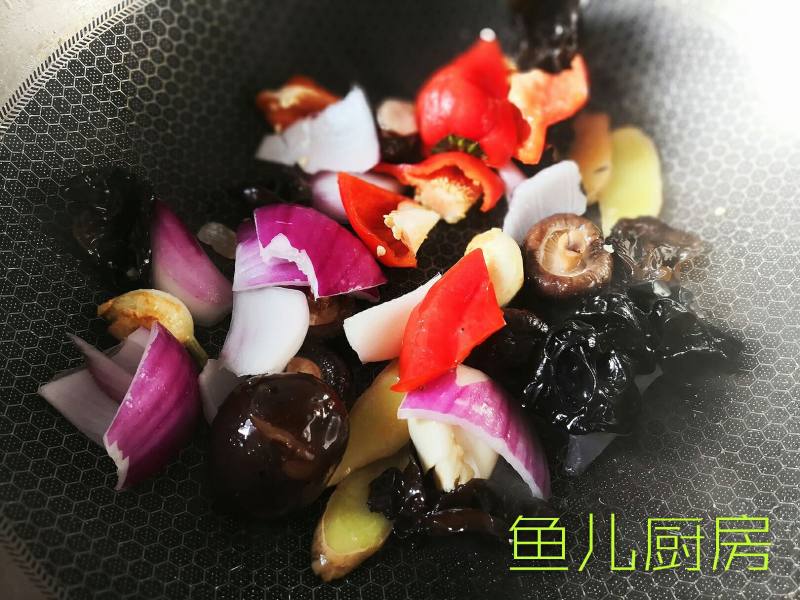 粉条烩鱼腩──“鱼儿厨房”私房菜的做法步骤：10