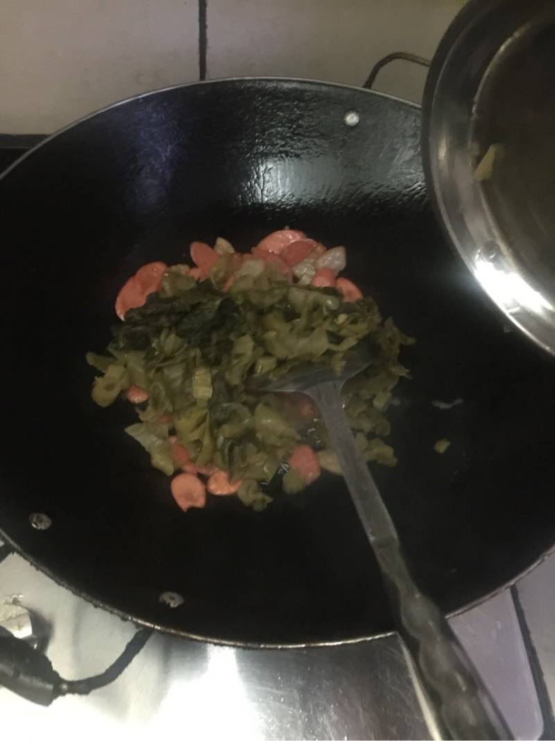 毛豆酸菜炒火腿肠的做法步骤：4