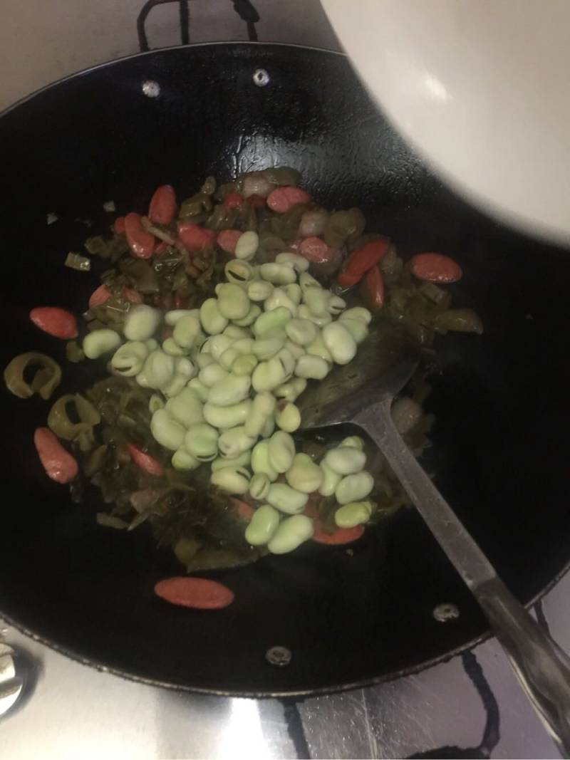 毛豆酸菜炒火腿肠的做法步骤：5