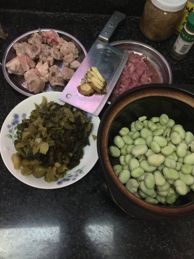 蚕豆酸菜排骨的做法步骤：1