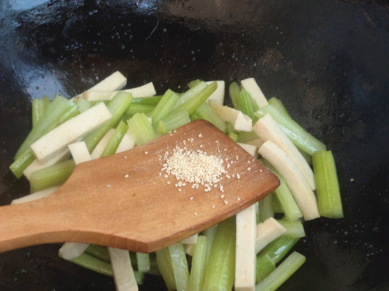 千页豆腐炒芹菜的做法步骤：8