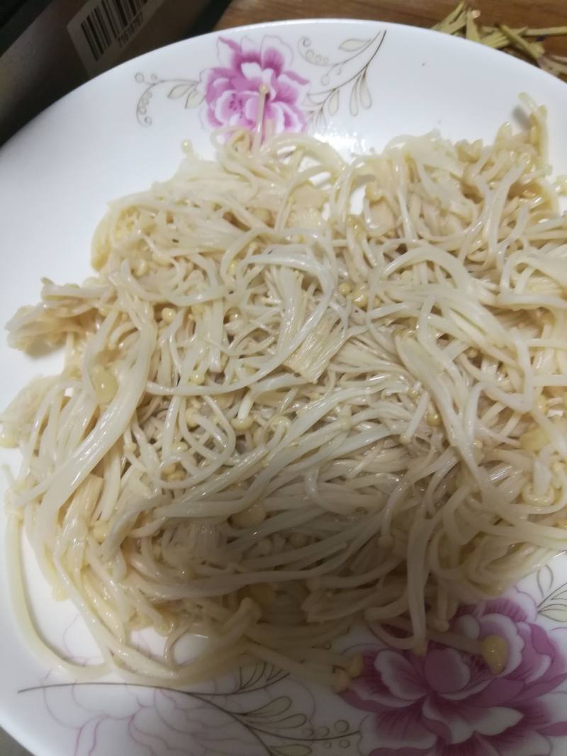 金针菇牛肉的做法步骤：2