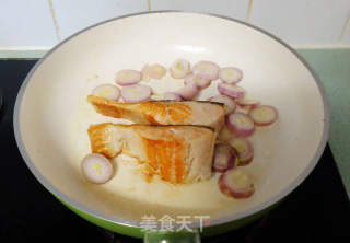红头葱煎三文鱼的做法步骤：5