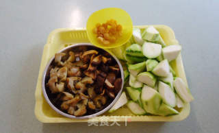 海参冬菇烩丝瓜的做法步骤：2