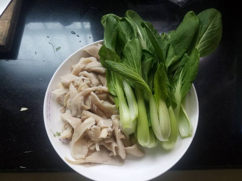 平菇油菜炒肉片的做法步骤：3