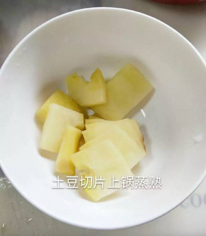 土豆鸡肉丸子汤的做法步骤：1