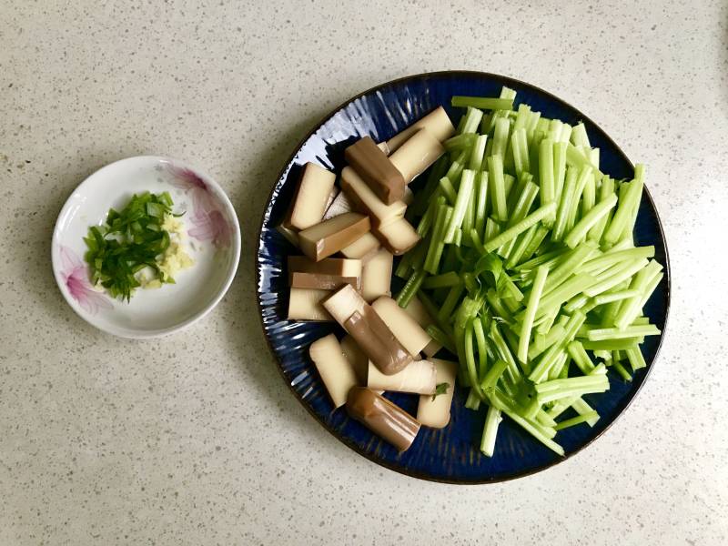 芹菜炒蛋干的做法步骤：1