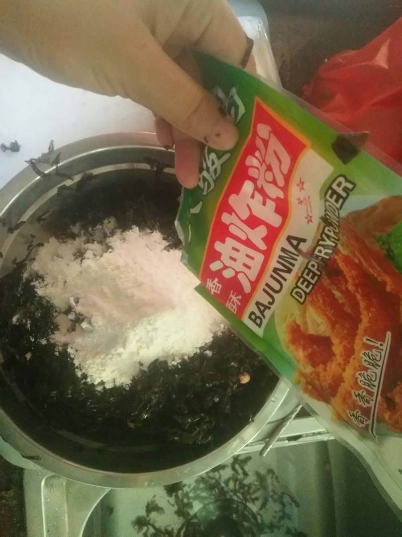 酥炸紫菜球的做法步骤：2