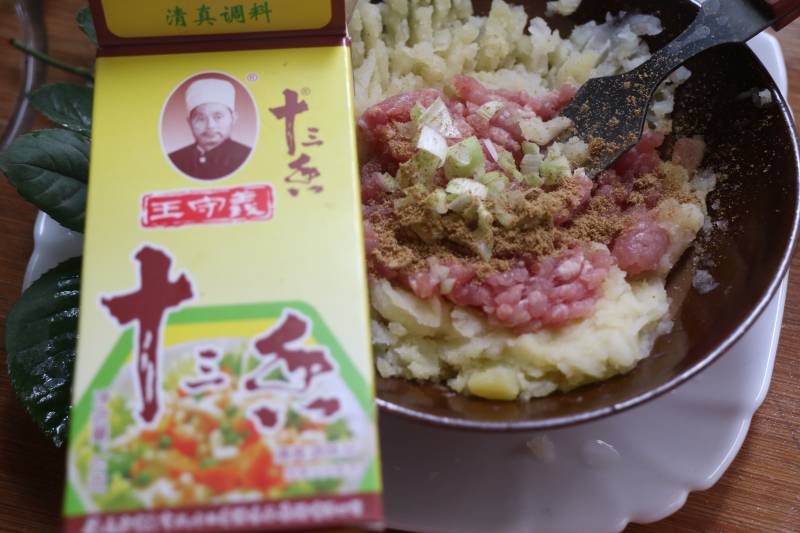 土豆肉饼的做法步骤：4