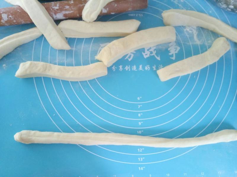 牛奶鸡蛋软麻花的做法步骤：5