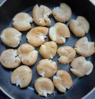 香葱煎小土豆的做法步骤：4