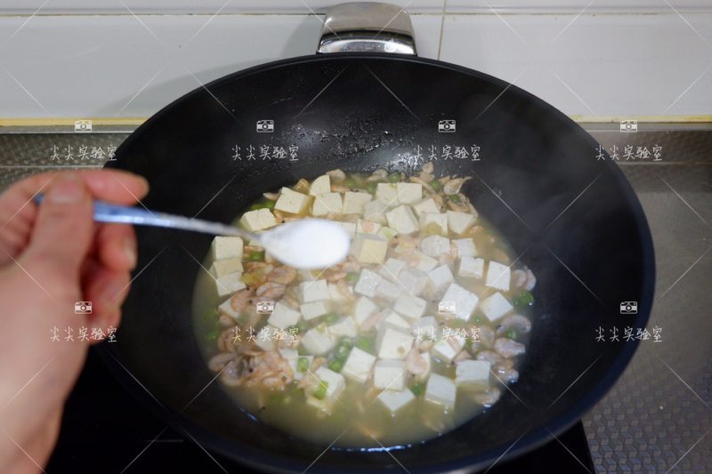 磷虾烧豆腐的做法步骤：8