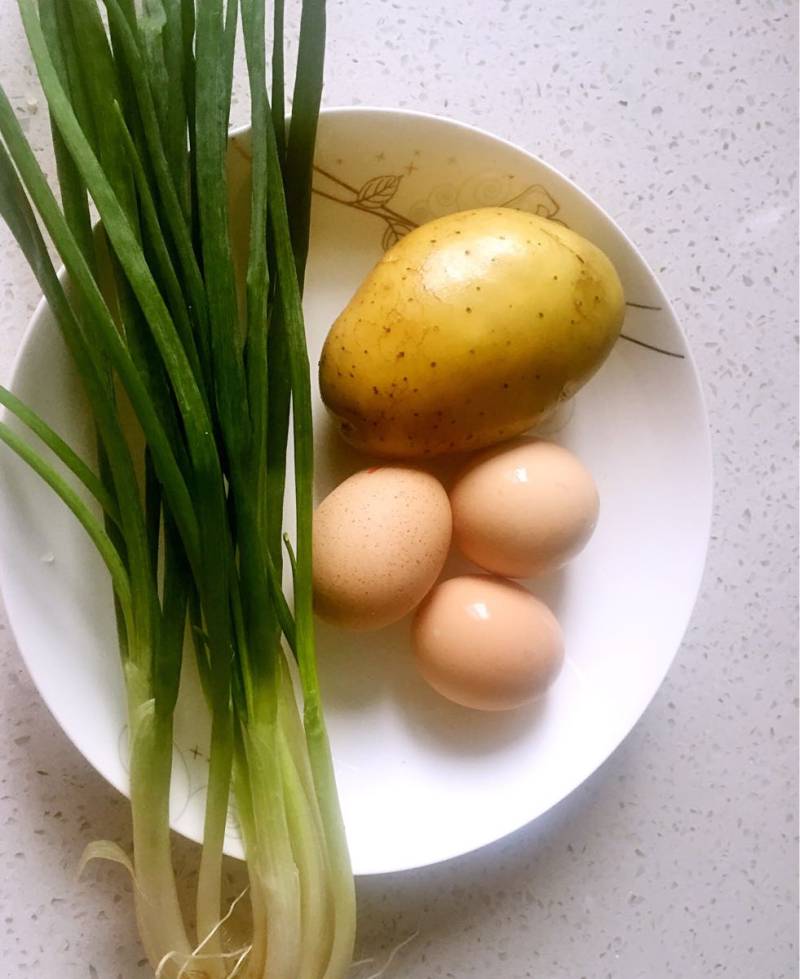 土豆鸡蛋饼的做法步骤：1