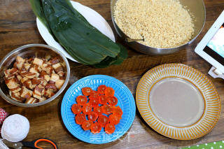 鲜肉蛋黄粽子的做法步骤：9