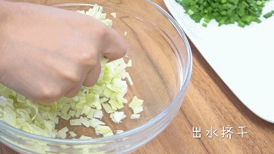 日式煎饺的做法步骤：1