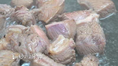 酸奶油炖牛肉的做法步骤：2