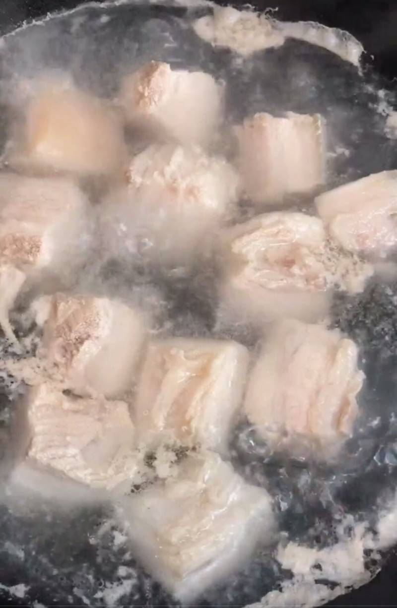 砂锅版红烧肉的做法步骤：1