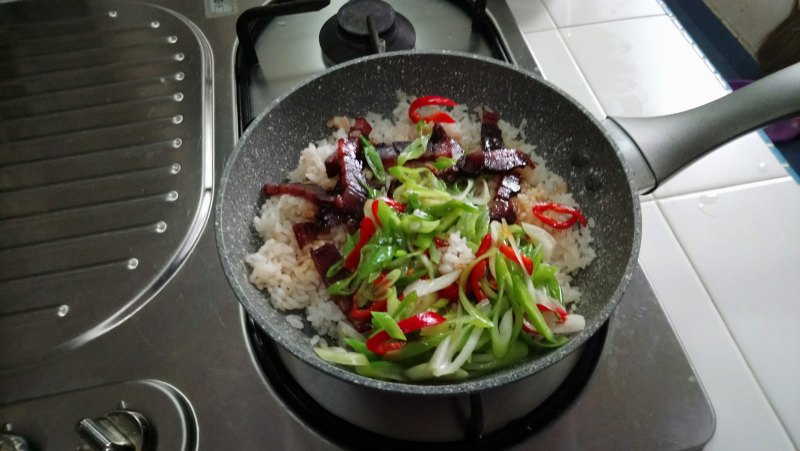 腊肉大葱香味飯的做法步骤：4