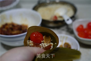鲍鱼酱肉蛋黄粽的做法步骤：4