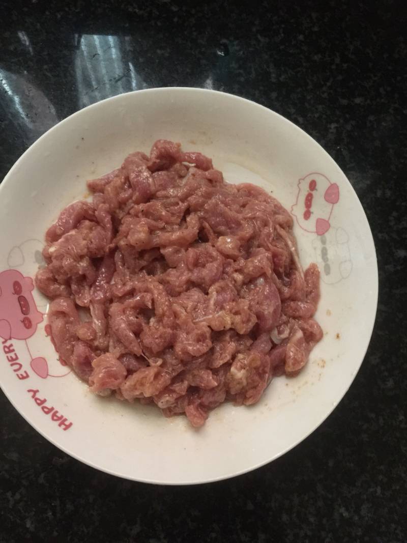 土豆丝炒肉的做法步骤：1