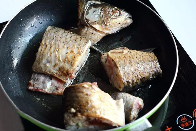 火锅底料烧草鱼，你没吃过的味道~的做法步骤：2