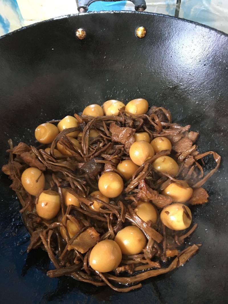 五花肉烩茶树菇鹧鸪蛋的做法步骤：9