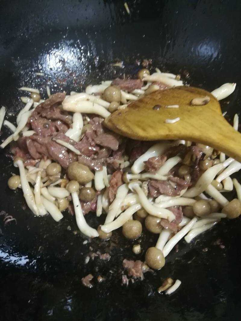 蟹味菇炒牛肉的做法步骤：3