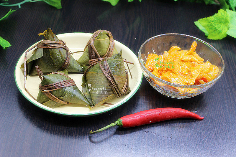 剩余粽子花样吃，泡菜炒粽子的做法步骤：1