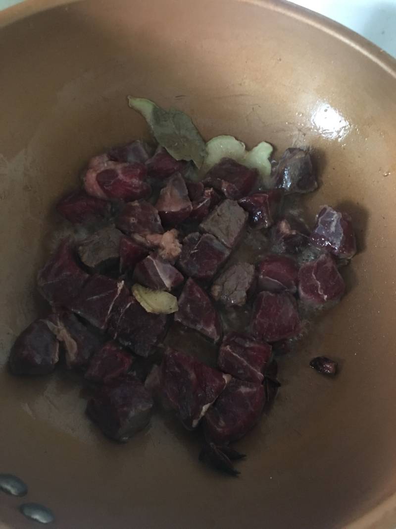 土豆烧牛肉的做法步骤：1