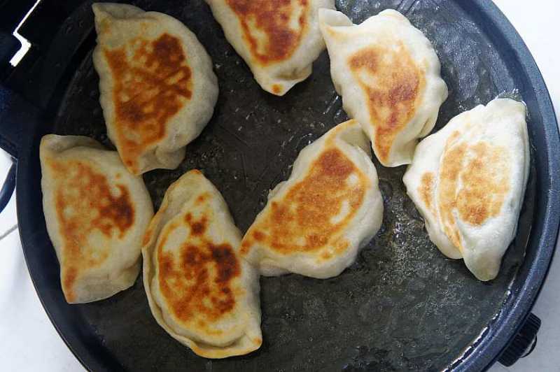 荠菜猪肉馅煎饺的做法步骤：7