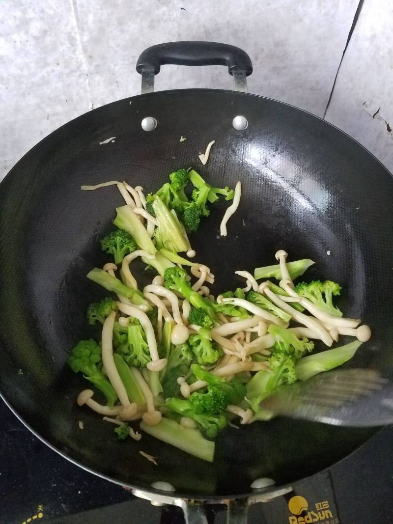 西兰花白玉菇炒鸡蛋的做法步骤：6