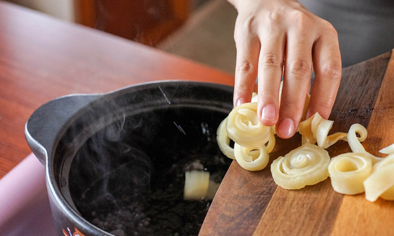 鲍汁扣鱼胶！在家就能做出酒店的味道！的做法步骤：1