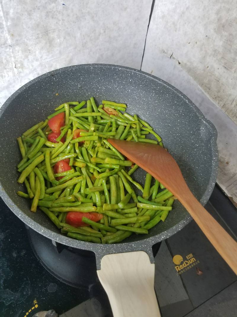 “快手小炒菜”茄汁长豆角的做法步骤：3